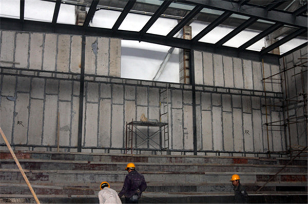 實(shí)心墻板施工現(xiàn)場(chǎng)